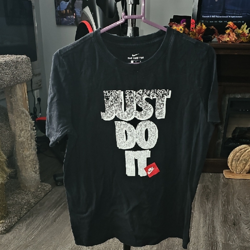 The NIKE Tee Tshirt!! Sz Large Womens